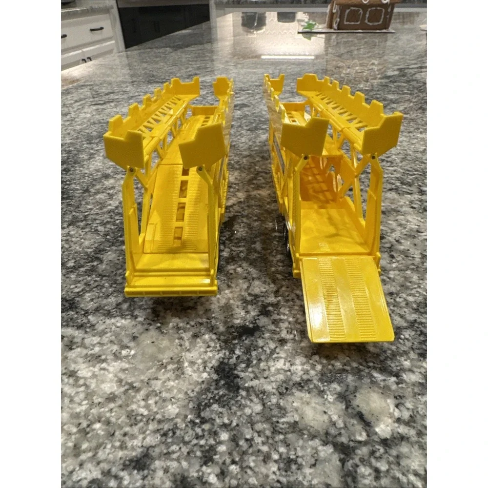 Galoob Micro‎ Machines 2 Big Rig Hauler Car Carrier Yellow Trailer Enclosed